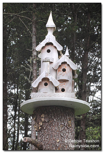 Birdhouses top the stump